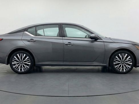 Used 2025 Nissan Altima 2.5 SV image 11