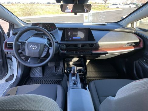 Used 2025 Toyota Prius Plug-In Hybrid image 17