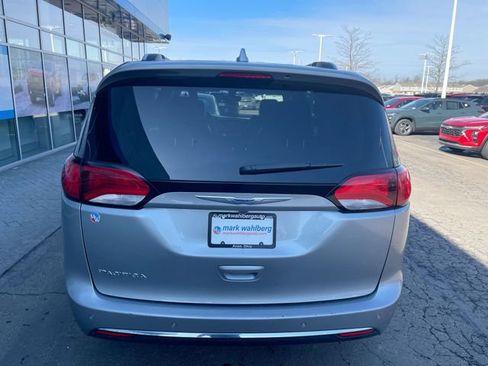 Used 2019 Chrysler Pacifica Touring-L image 29