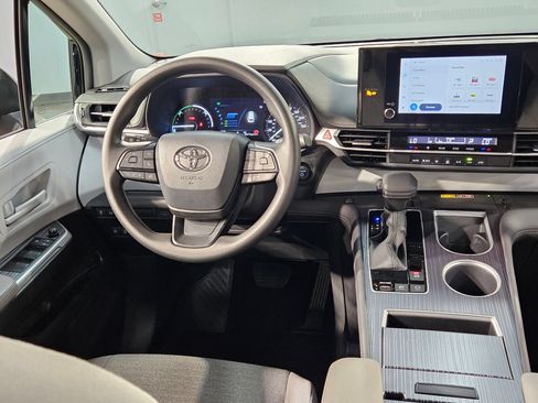 Used 2025 Toyota Sienna LE FWD image 9