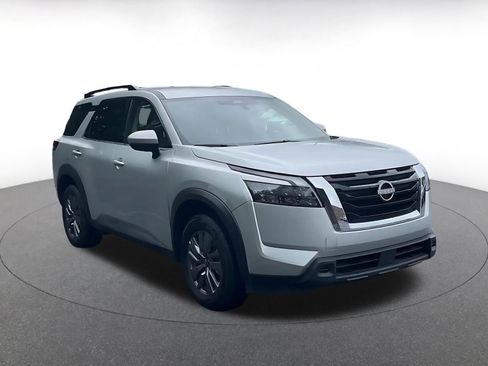 Used 2025 Nissan Pathfinder SV FWD image 3