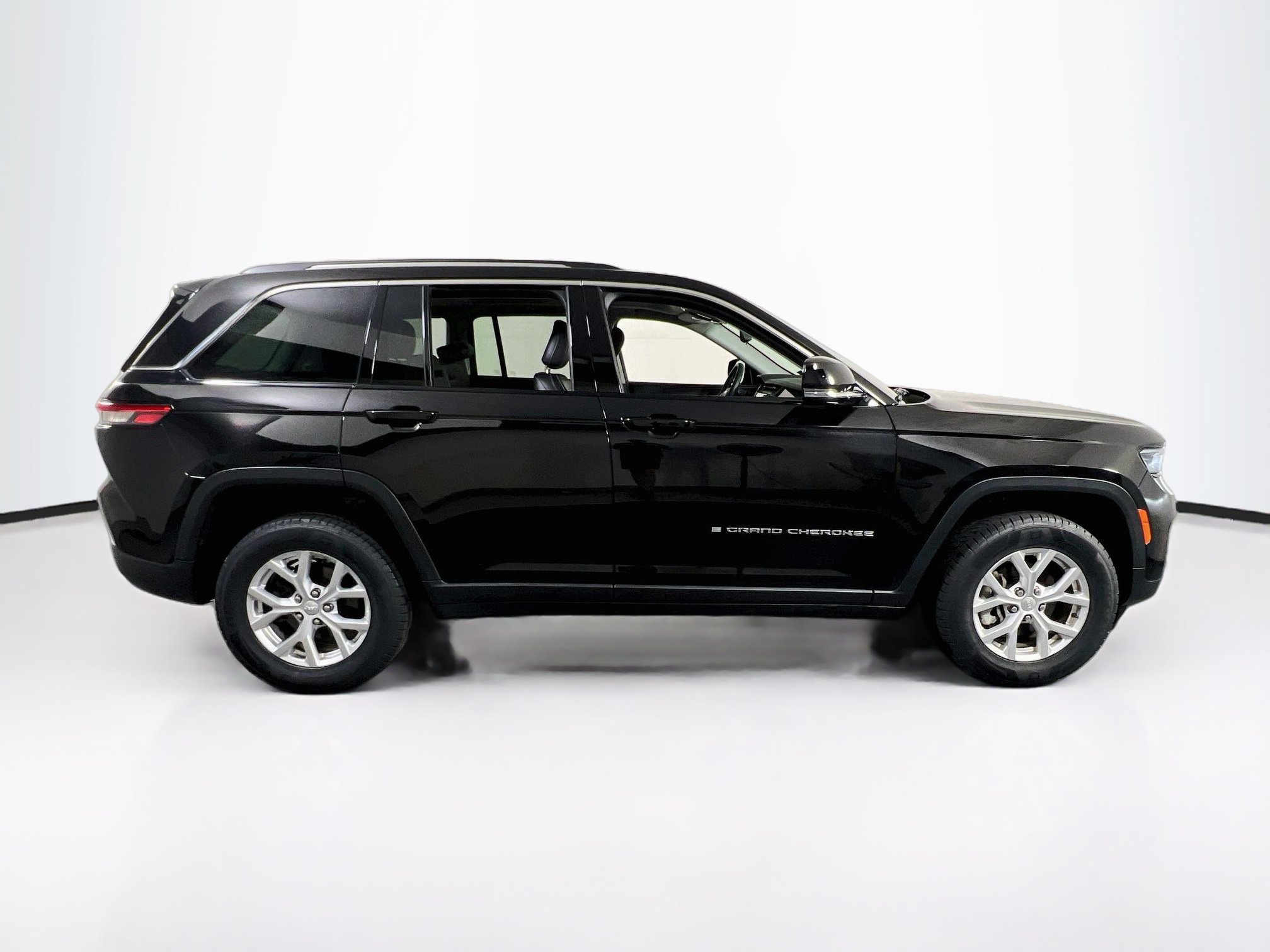 Used 2023 Jeep Grand Cherokee Limited AWD/4WD image 4