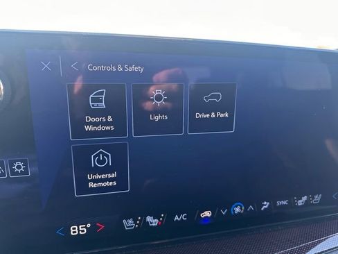 Used 2025 Chevrolet Traverse RS image 35