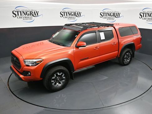 Used 2017 Toyota Tacoma TRD Off-Road AWD/4WD image 11