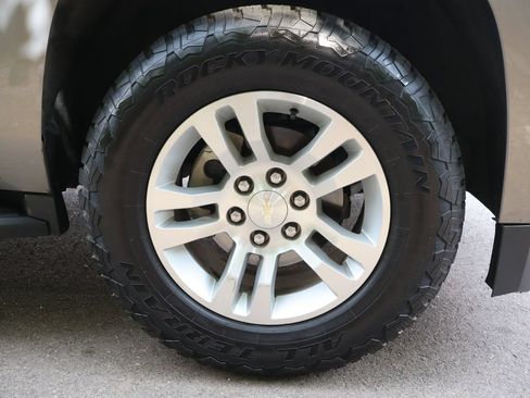 Used 2019 Chevrolet Suburban LT RWD image 45