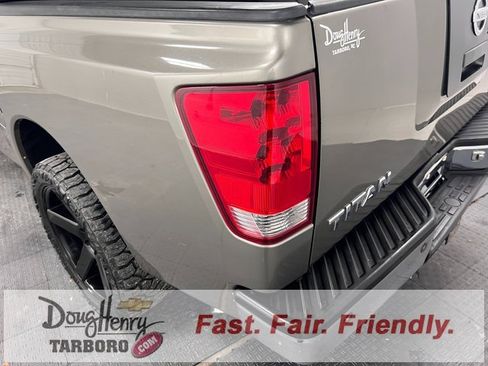 Used 2006 Nissan Titan SE image 12