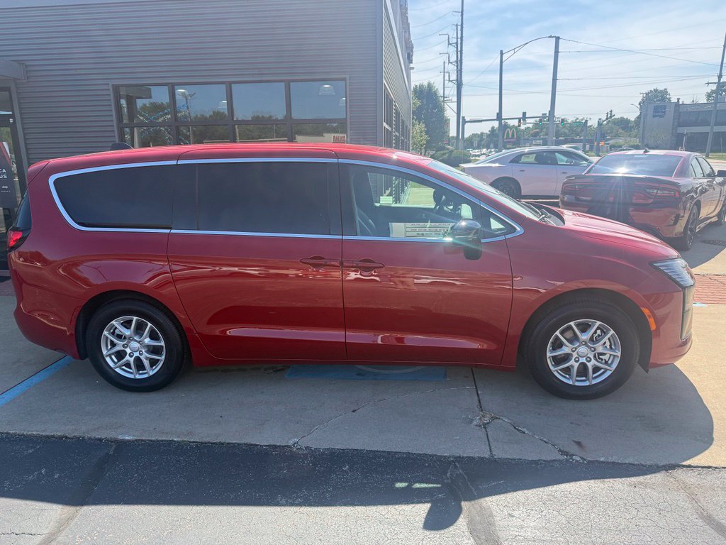 New 2027 Chrysler Pacifica Select FWD image 8
