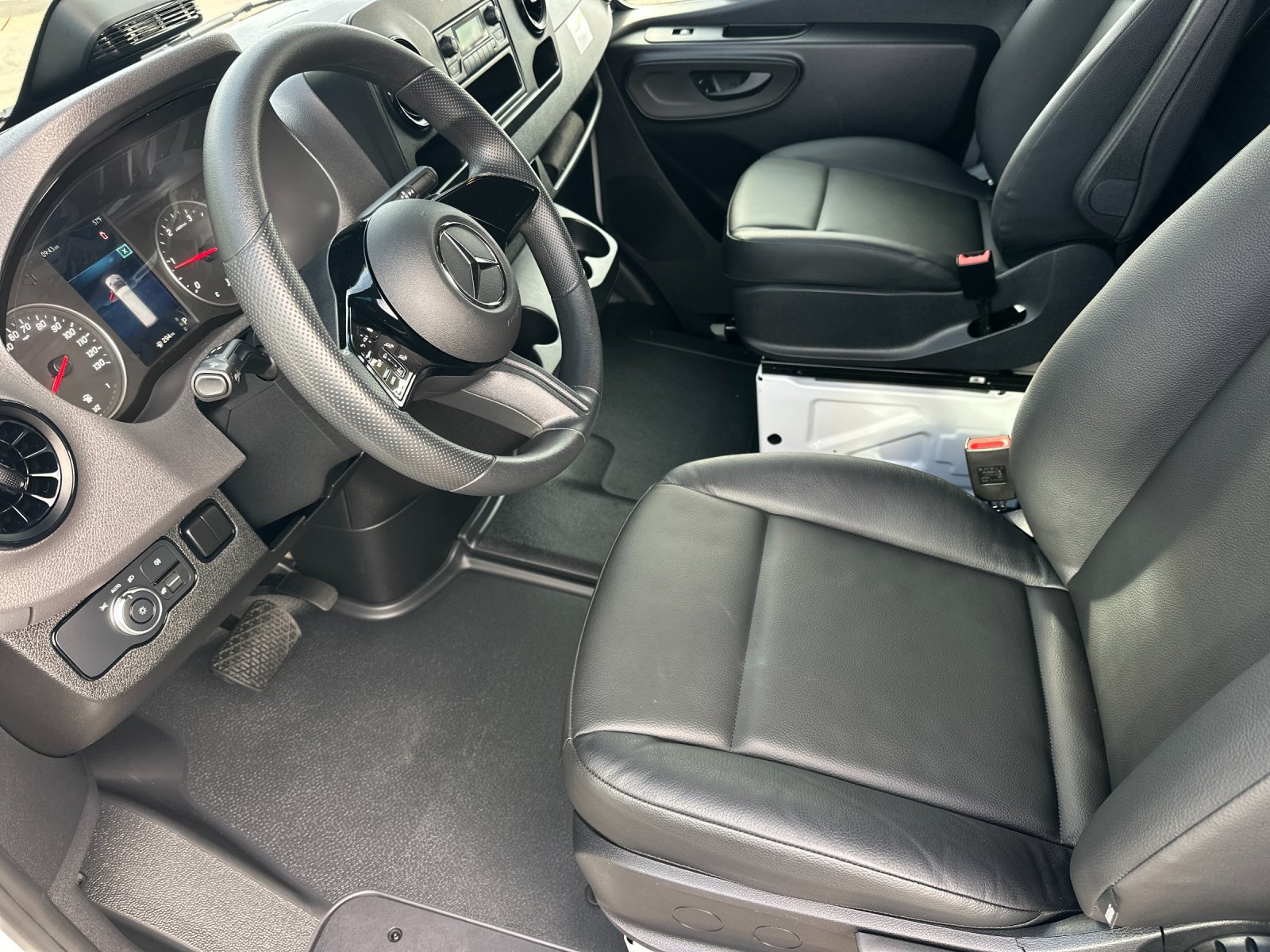 Used 2025 Mercedes-Benz Sprinter 2500 image 10