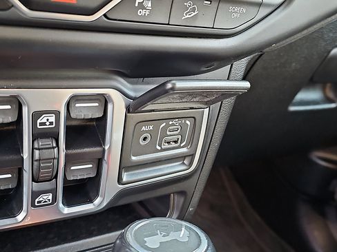 Used 2020 Jeep Wrangler Unlimited Sahara image 25