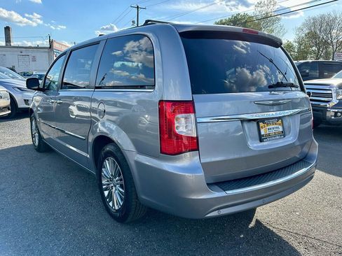 Used 2014 Chrysler Town & Country Touring-L w/ Driver Convenience Group image 5