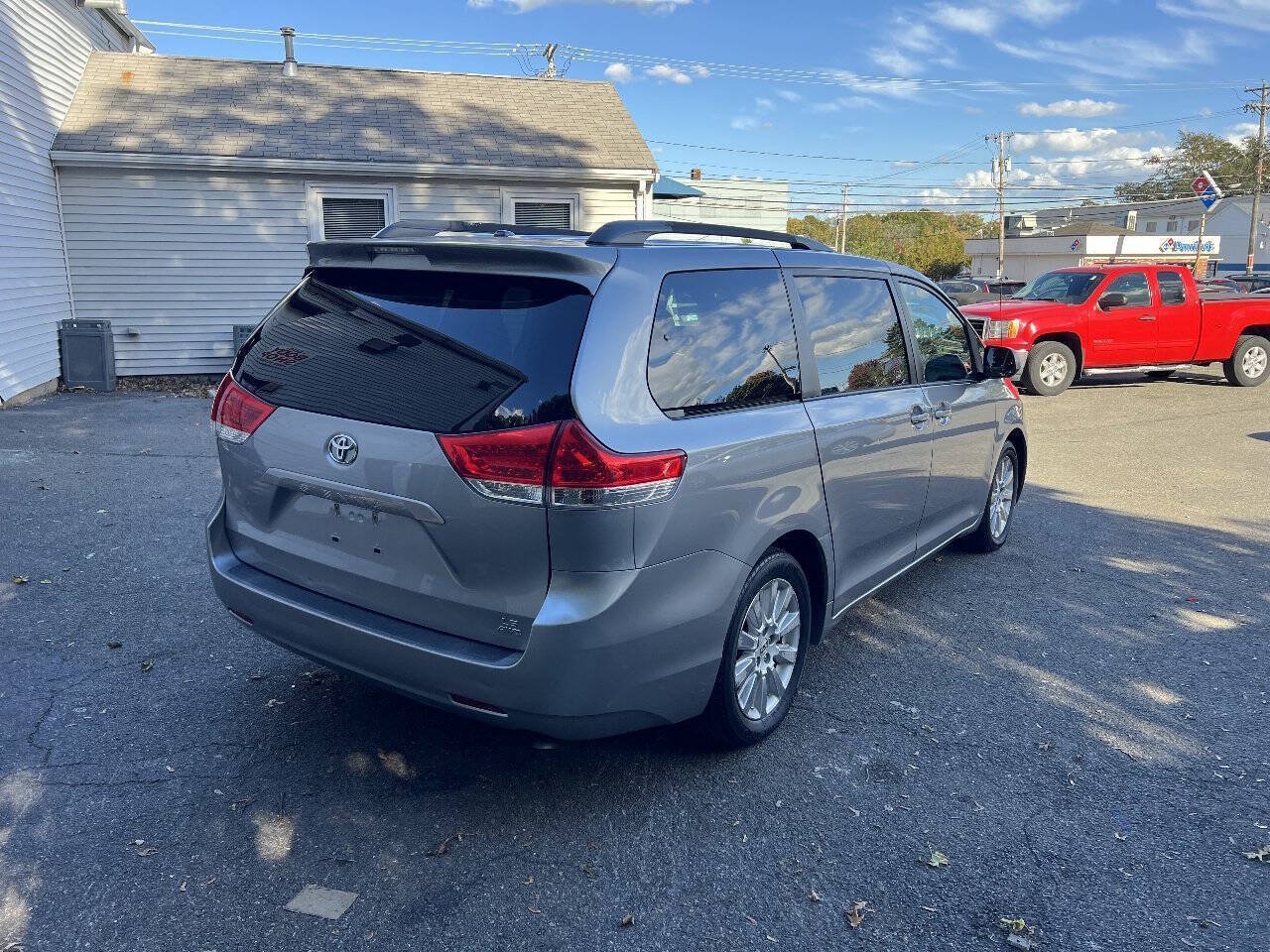 Used 2012 Toyota Sienna LE w/ Towing Pkg AWD/4WD image 8