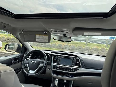 Used 2016 Toyota Highlander XLE FWD image 2