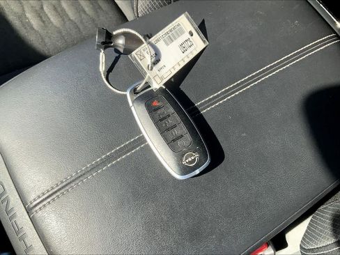 Used 2025 Nissan Pathfinder SV image 12