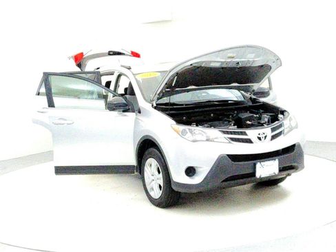 Used 2015 Toyota RAV4 LE image 9