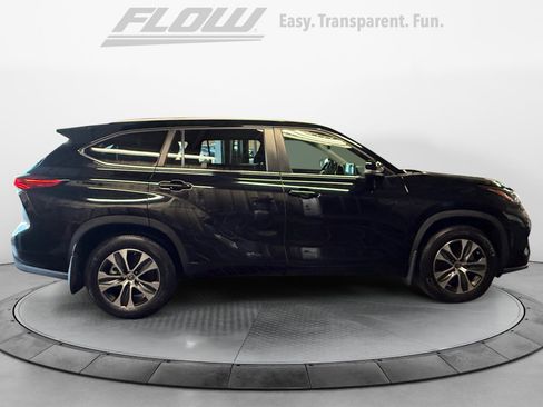 Used 2023 Toyota Highlander XLE AWD/4WD image 10