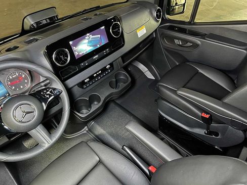 Used 2025 Mercedes-Benz Sprinter 2500 image 37