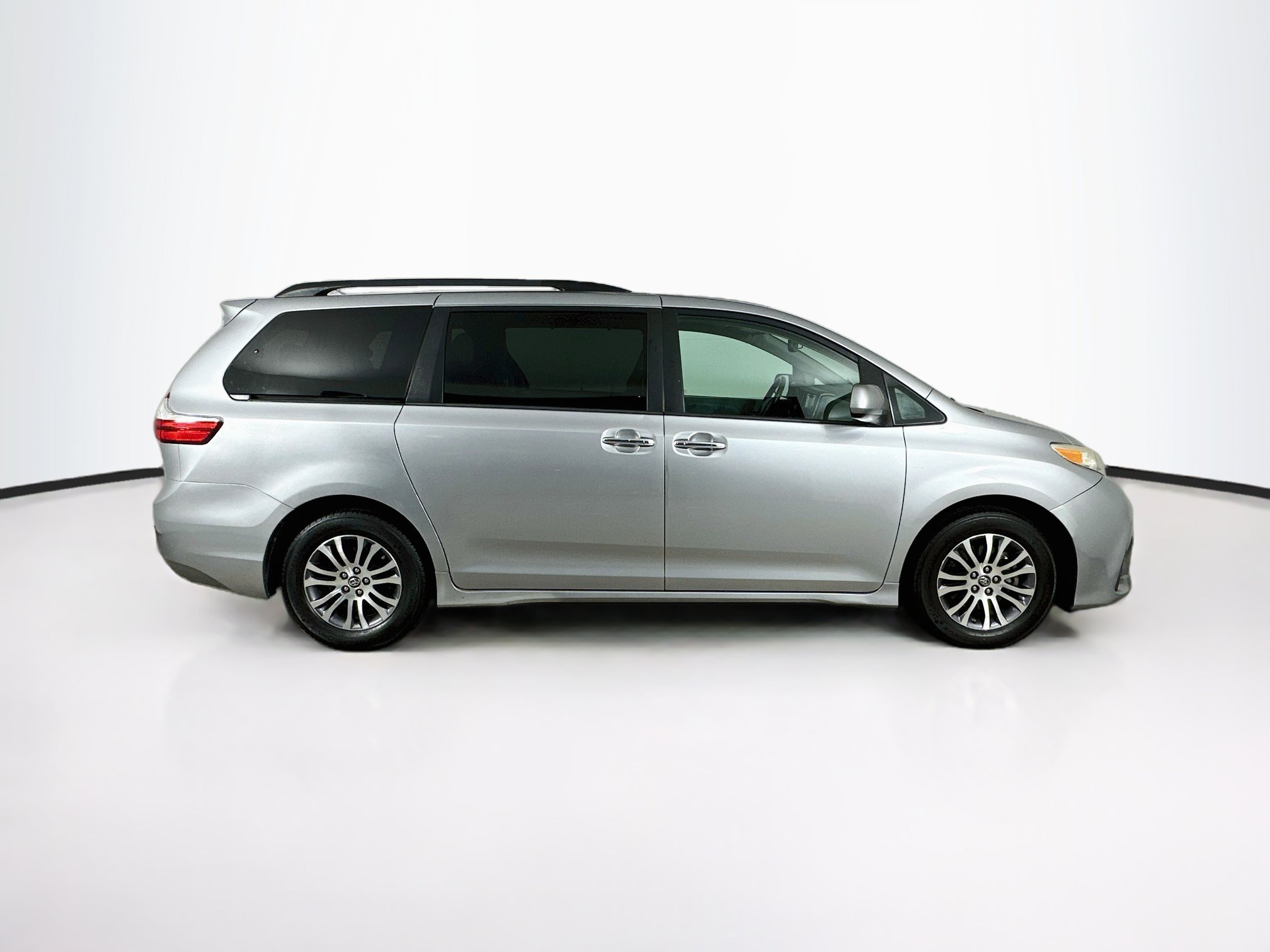 Used 2018 Toyota Sienna XLE FWD image 10