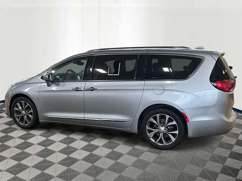 Used 2017 Chrysler Pacifica Limited w/ Advanced Safetytec Group image 2