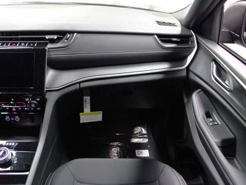 New 2025 Jeep Grand Cherokee Laredo X w/ Luxury Tech Group I image 31