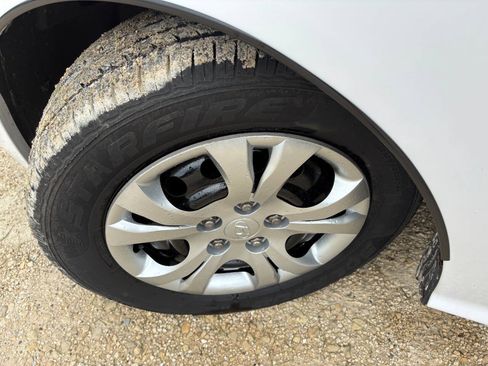 Used 2010 Hyundai Elantra GLS FWD image 4