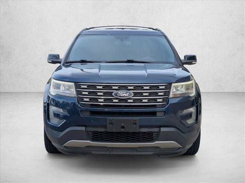 Used 2017 Ford Explorer XLT w/ Equipment Group 202A FWD image 2