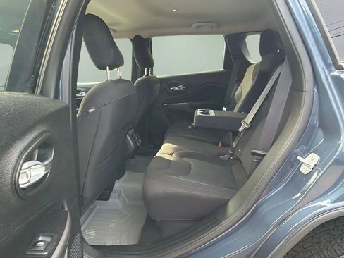 Used 2019 Jeep Cherokee Latitude w/ Cold Weather Group image 37