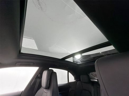 Certified 2025 Porsche Macan 4 Electric RWD image 33