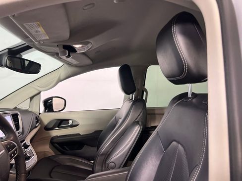 Certified 2024 Chrysler Pacifica Limited FWD image 23