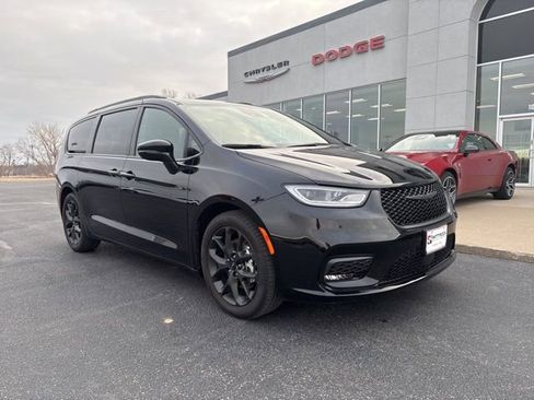 Used 2024 Chrysler Pacifica Touring-L w/ S Appearance Package image 4