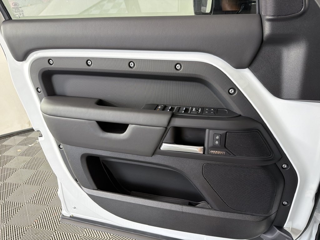 New 2026 Land Rover Defender 110 X-Dynamic SE AWD/4WD image 25