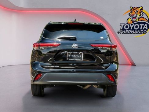 Used 2022 Toyota Highlander XLE FWD image 6