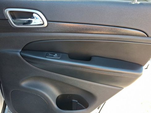 Used 2018 Jeep Grand Cherokee Laredo image 14