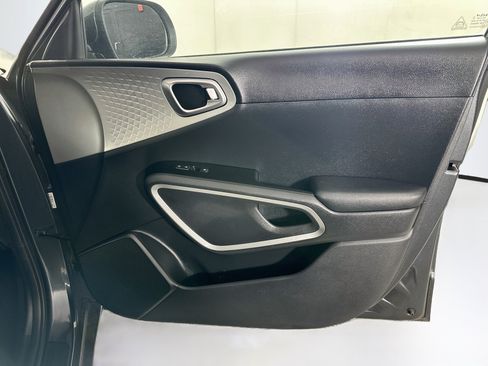 Used 2025 Kia Soul LX w/ LX Technology Package FWD image 30