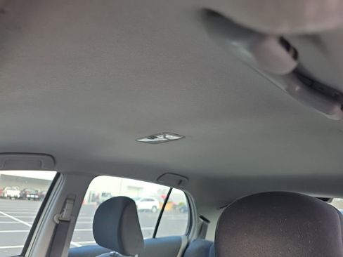 Used 2010 Toyota Yaris 4-Door Hatchback image 18