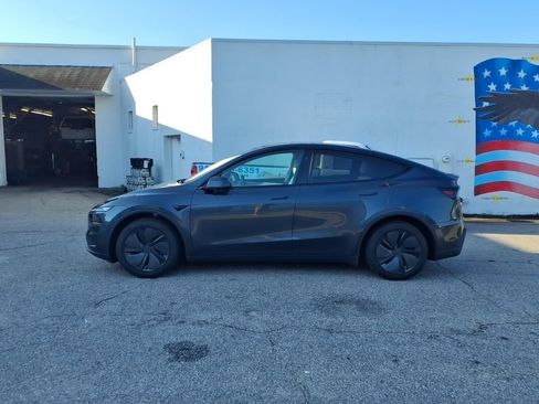 Used 2026 Tesla Model Y 2WD image 4