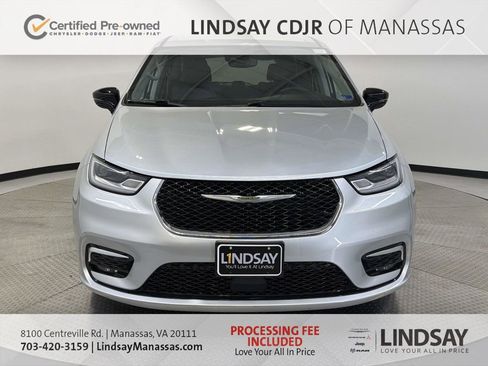 Used 2024 Chrysler Pacifica Touring-L FWD image 3