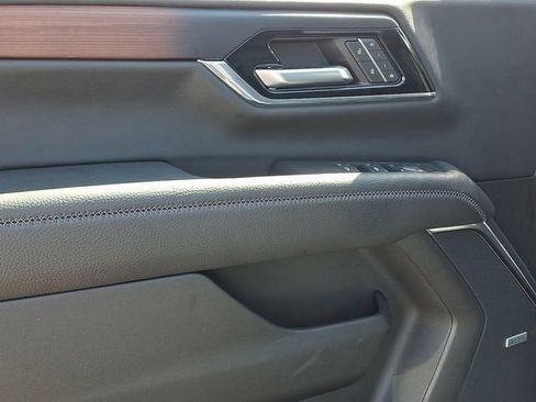 Used 2025 GMC Yukon XL Denali AWD/4WD image 18