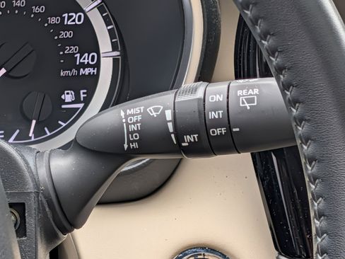 Used 2023 Toyota Highlander XLE AWD/4WD image 24