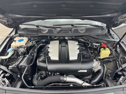 Used 2012 Volkswagen Touareg TDI image 32
