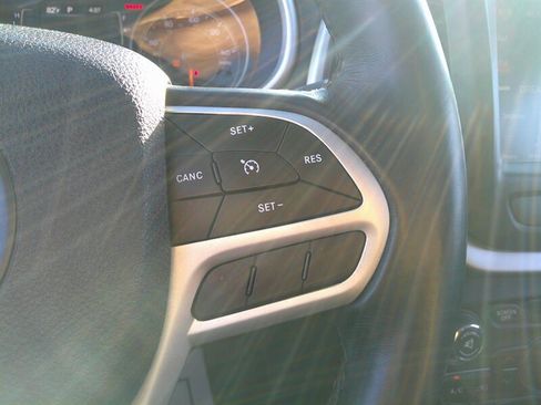 Used 2018 Jeep Cherokee Latitude Plus w/ Comfort/Convenience Group image 12