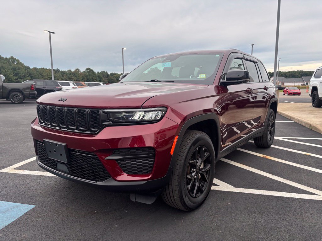Used 2025 Jeep Grand Cherokee Altitude AWD/4WD image 4