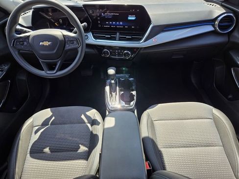 Used 2025 Chevrolet Trax LT image 13