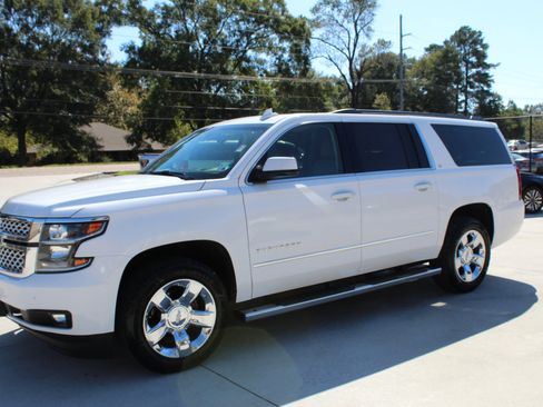 Used 2017 Chevrolet Suburban LT w/ LT Signature Package image 24