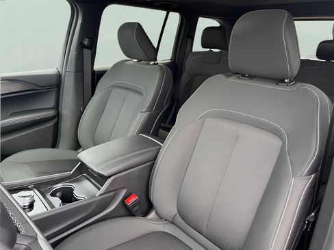 Used 2025 Jeep Grand Cherokee Laredo X RWD image 14