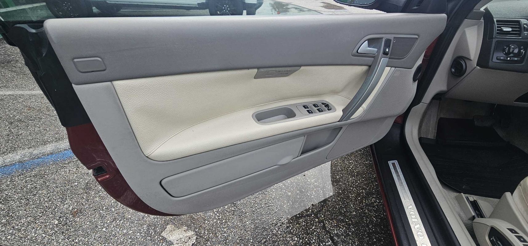 Used 2011 Volvo C70 T5 w/ Convenience Pkg FWD image 9