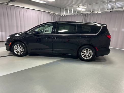 Used 2024 Chrysler Pacifica Touring-L w/ Uconnect Theater Family Group FWD image 4