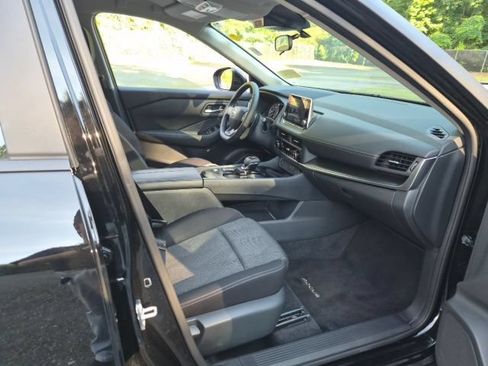 Used 2025 Nissan Rogue SV FWD image 13