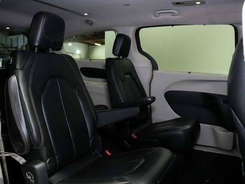 Used 2020 Chrysler Pacifica Touring-L FWD image 20