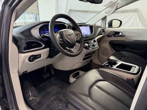Used 2023 Chrysler Pacifica Touring-L FWD image 9