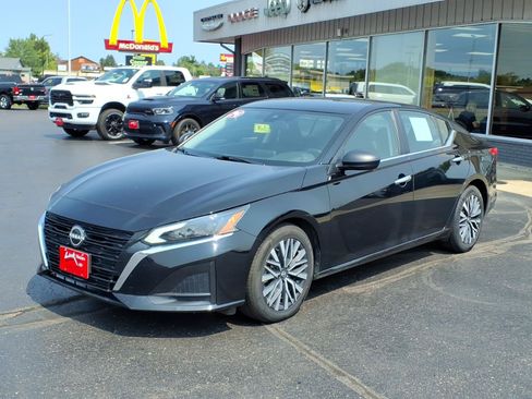 Used 2024 Nissan Altima 2.5 SV FWD image 8